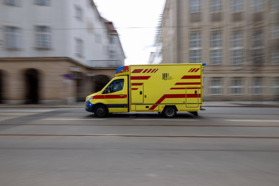 Der Rettungsdienst wurde über die Leitstelle der DVB alarmiert. (Symbolbild)