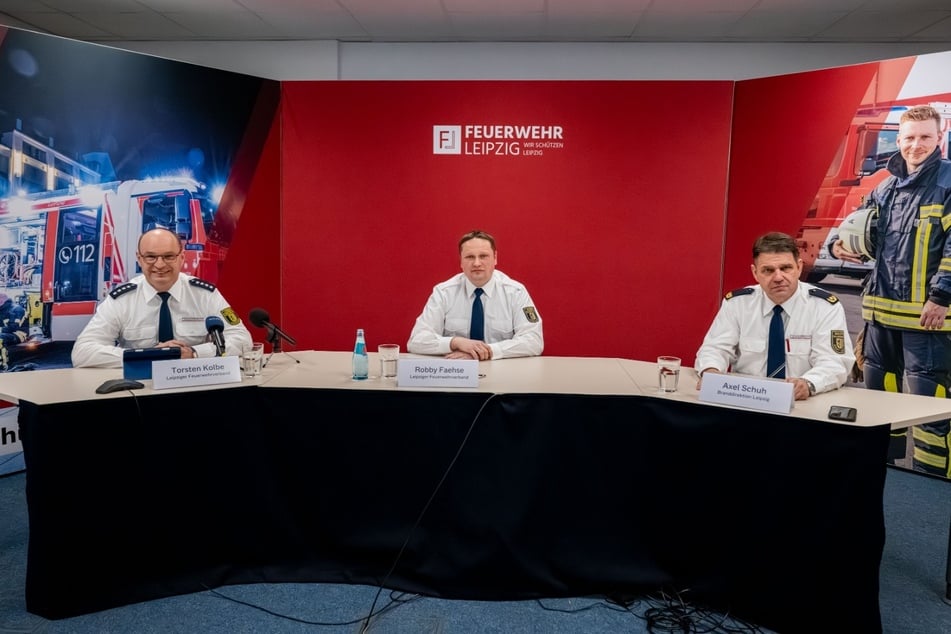 V.l.n.r.: Torsten Kolbe, Robby Faehse (beide vom Leipziger Feuerwehrverband) und Axel Schuh (Leiter der Branddirektion Leipzig) informierten am Montag unter dem Motto "Gewalt gegen Einsatzkräfte" über das Geschehen in der Silvesternacht.