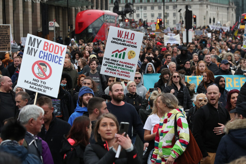 Demonstranten protestieren auf dem Trafalgar Square in London gegen Maßnahmen zur Eindämmung der Corona-Pandemie. Die Zahl der Corona-Fälle in Großbritannien steigt weiter an.