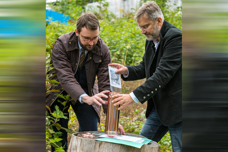Architekt Maximilan Kunze (32,l.) und SIB-Sachgebietsleiter Kai-Uwe Beger (49) setzten eine Kapsel mit Tageszeitung, Münzen und Bauplänen in die Vase ein.