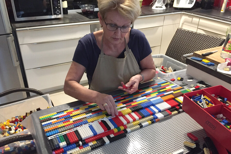 Rita Ebel baut aus Legosteinen Rollstuhl-Rampen.