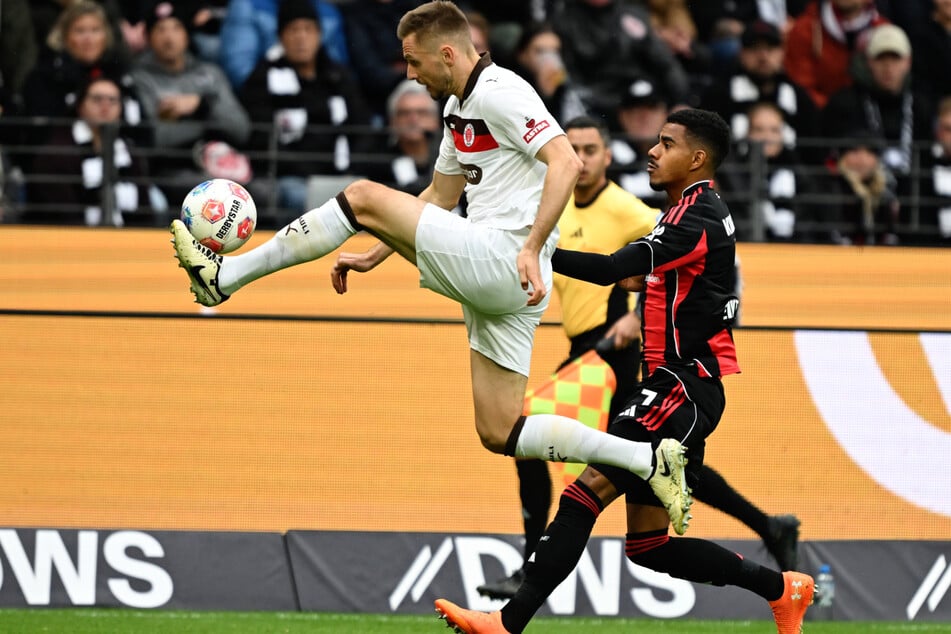 Über weite Strecken der ersten Halbzeit konnte St. Pauli die Eintracht-Offensive noch in den Griff bekommen.
