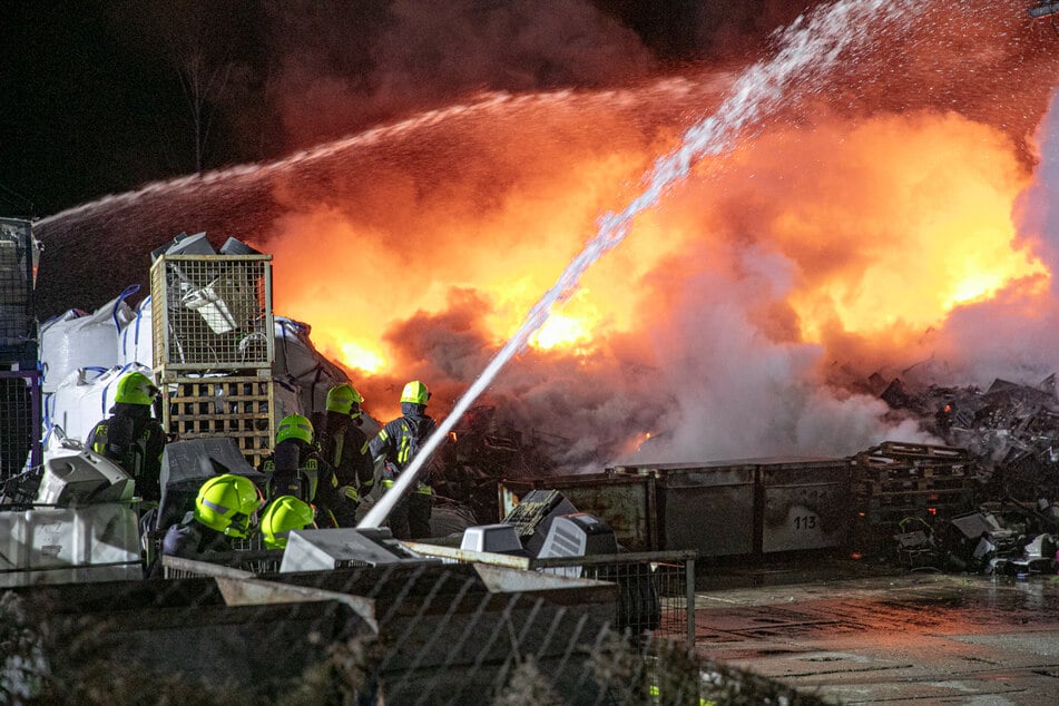 Ein massives Aufgebot von Feuerwehrkräften war nötig, um die Flammen unter Kontrolle zu bringen.