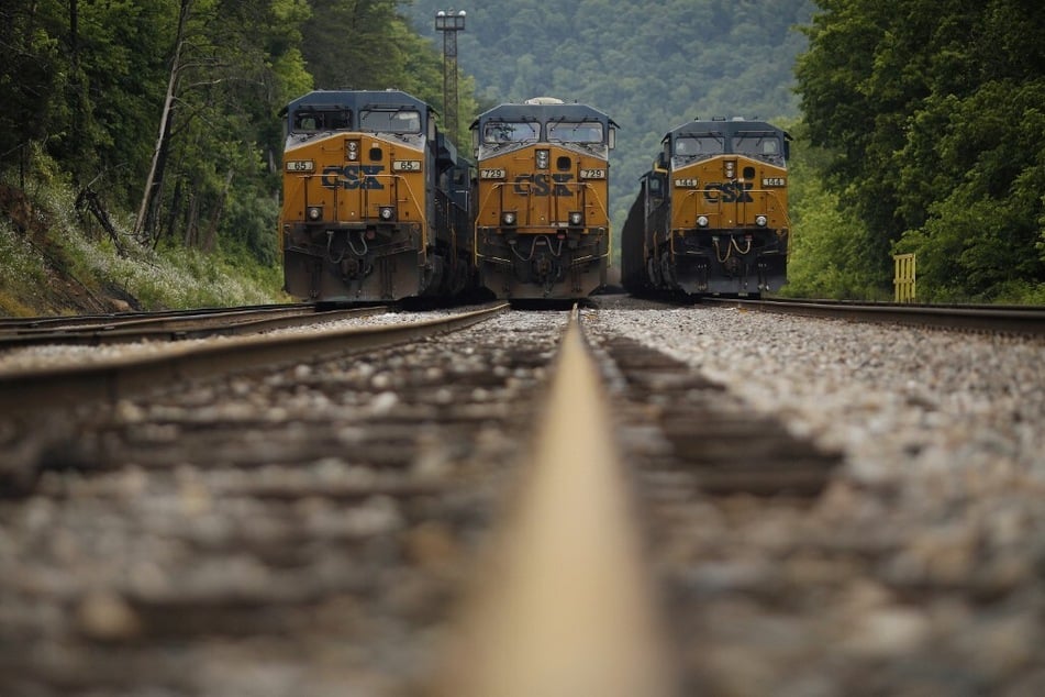A CSX train in Kentucky has derailed, spilling molten sulfur and sparking a fire.