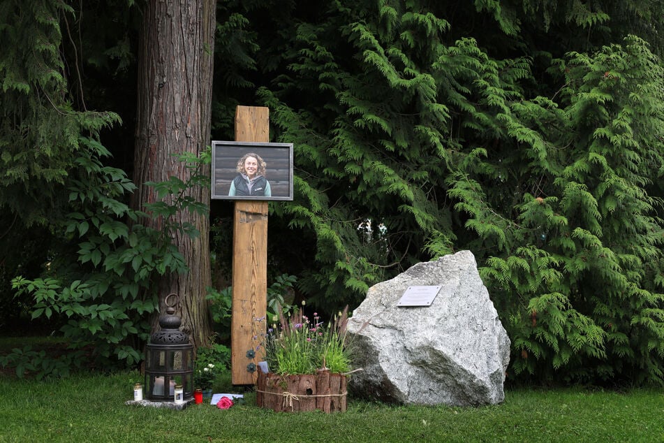 In ihrer Heimatstadt Garmisch-Partenkirchen wurde eine Gedenkstätte für Laura Dahlmeier (†31) errichtet.