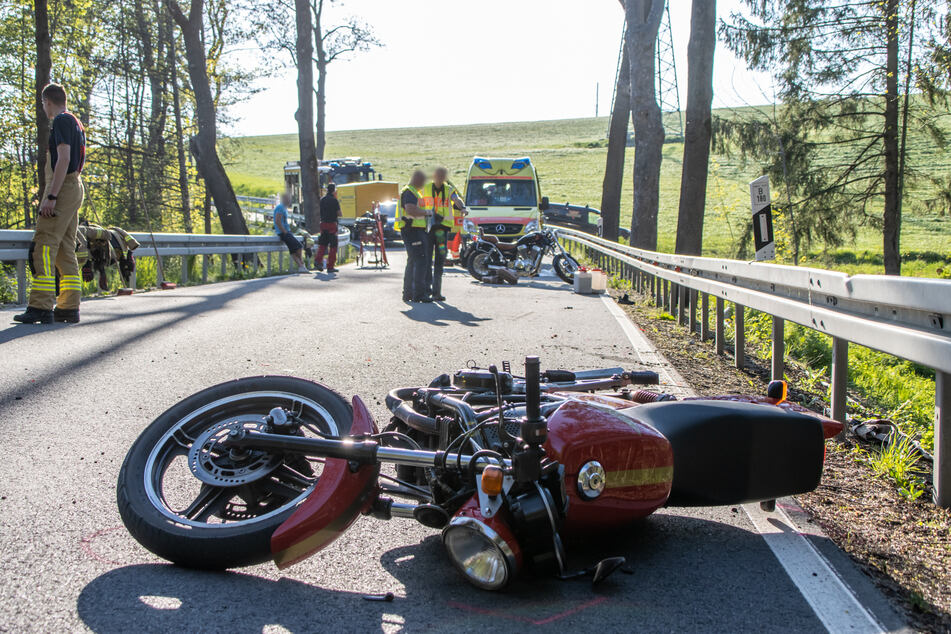 Motorradunfall im Erzgebirge: Zwei Schwerverletzte