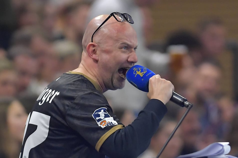 Jens Umbreit (50) in seinem Element. Er geht in die neunte Saison als Hallensprecher des HC Elbflorenz.