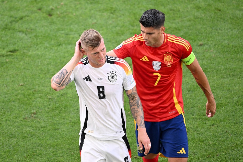 Álvaro Morata (r.) kegelte Toni Kroos (34) und Deutschland aus dem Turnier, muss sich in seiner Heimat aber trotzdem viel Häme gefallen lassen.