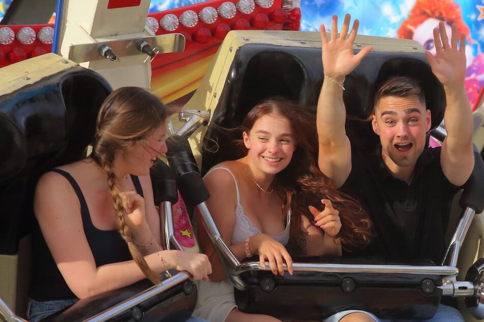 Ein Dutzend Fahrgeschäfte stehen bereit, um das Adrenalin nach oben zu treiben.