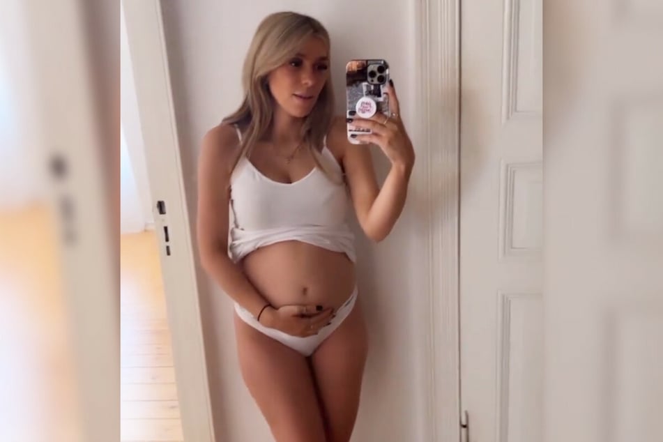 Nathalie Bleicher-Woth (25) präsentiert stolz ihre Babykugel in der 18. Schwangerschaftswoche.