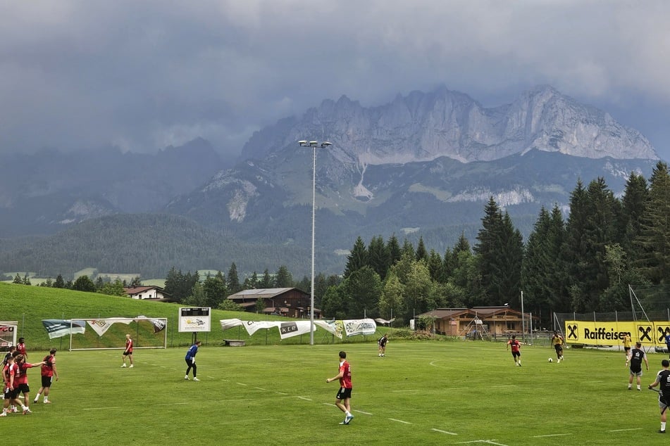 Ein Gewitter zog am Dienstagmittag auf. Dieses Schicksal soll sich in den kommenden Tagen noch mehrfach wiederholen.