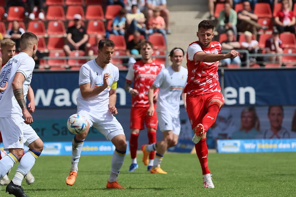 Feuer frei! Davy Frick (34, r.) bleibt dem FSV auch nach seinem Karriereende erhalten.