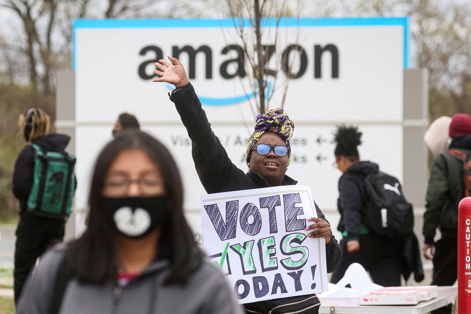 Amazon workers at the LDJ5 fulfillment center on Staten Island rally in favor of unionization.