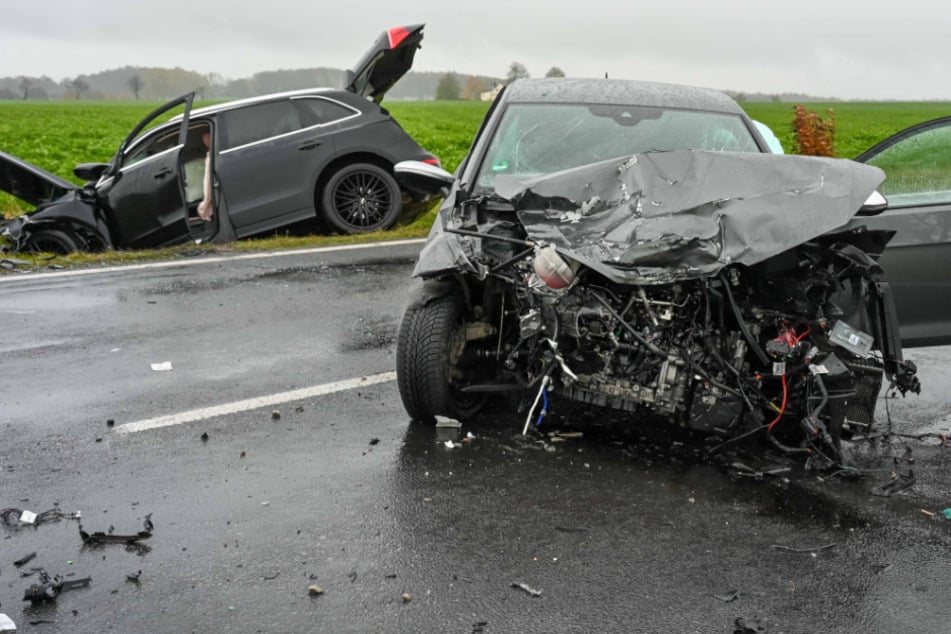 Frontalcrash auf Bundesstraße in Sachsen: VW und Audi krachen zusammen