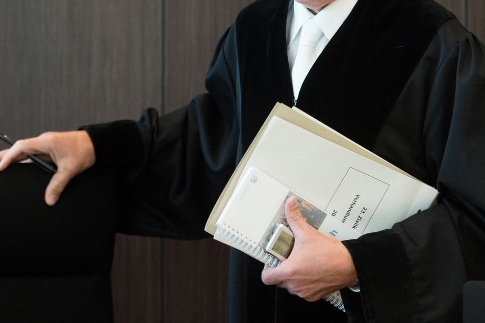 Die Staatsanwaltschaft wirft der 32-Jährigen unter anderem gefährliche Körperverletzung und erpresserischen Menschenraub vor. (Symbolbild)