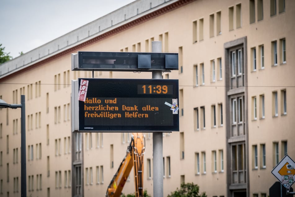 Nicht nur liefern die elektronischen Auskunftstafeln nun wieder Informationen in Echtzeit. Sie wurden am Samstag auch dazu genutzt, den Freiwilligen zu danken.