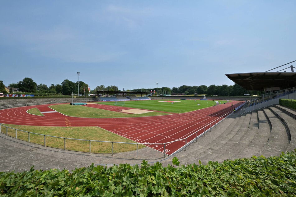 Das Stadion in Verden ist zu kurz - und auch die Tartanbahn hinter dem Spielfeld macht dem SV Hemelingen einen Strich durch die Pokal-Rechnung.