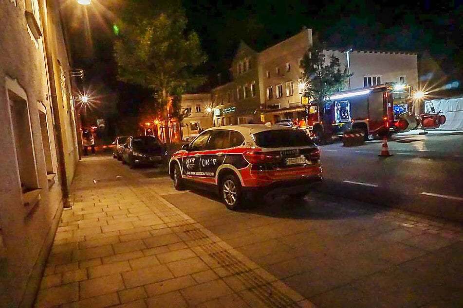 Gegen 20.15 Uhr wurde eine Frau auf der Zufahrt zu einem Supermarktparkplatz erstochen.