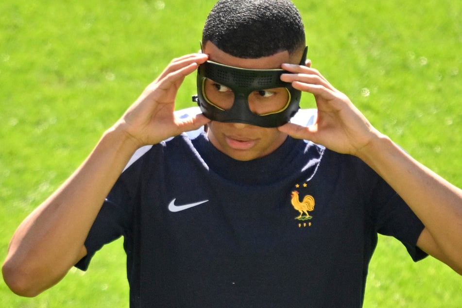 Kylian Mbappé (25) setzt seine Spezialmaske nicht so gerne auf. Doch sein Nasenbeinbruch lässt Frankreichs Fußballstar auch gegen Belgien keine andere Wahl.