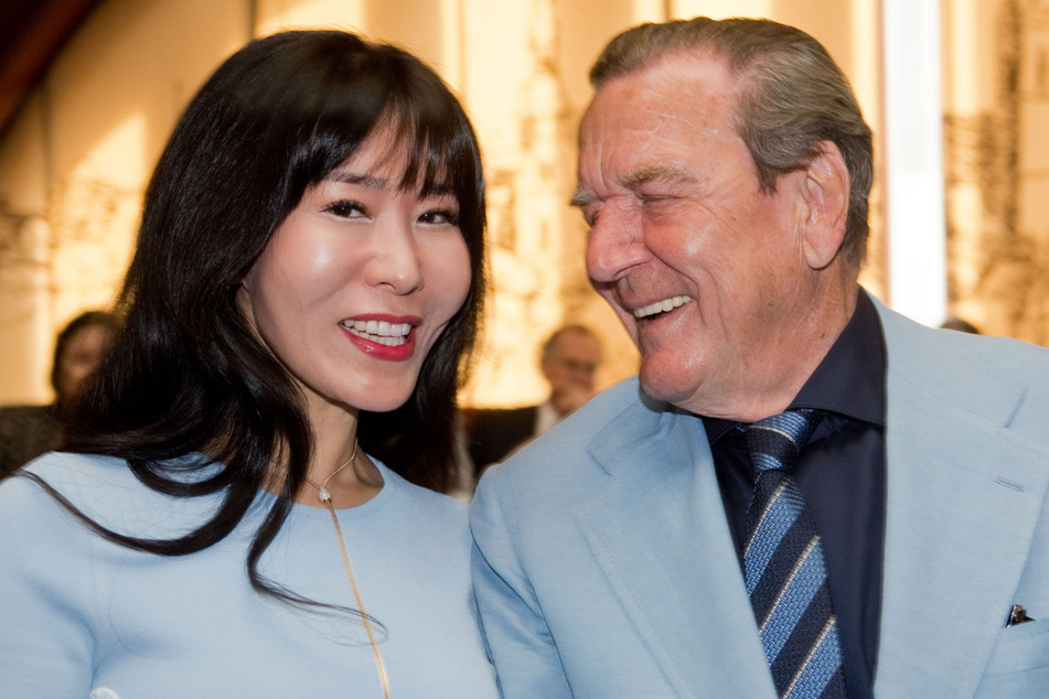 Seine Ehe mit Soyeon Kim hat ein finanzielles Nachspiel für Gerhard Schröder.
