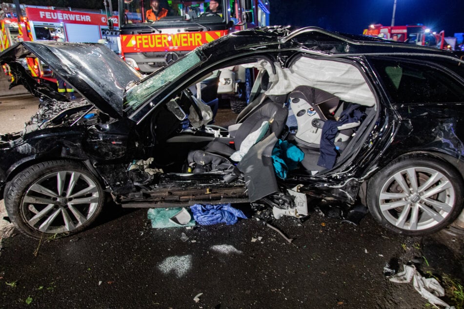 Der Audi mit der vierköpfigen Familie war aus noch ungeklärter Ursache in den auf dem Standstreifen stehenden VW gekracht.