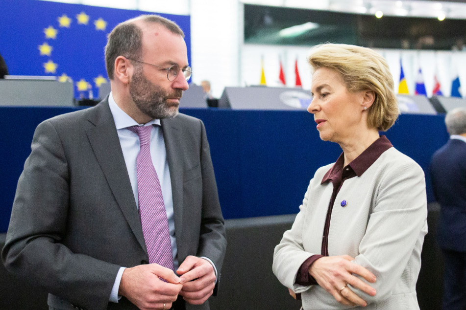 Im Februar noch ohne Maske und Mindestabstand: Manfred Weber (48, CSU), Fraktionsvorsitzender der EVP, und Ursula von der Leyen (61, CDU, Fraktion EVP), Präsidentin der Europäischen Kommission.