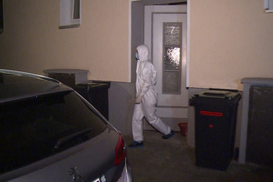 Ein Ermittler der Polizei sichert Spuren in einem Mehrfamilienhaus. Eine Mutter und ihr Sohn sind in Itzehoe tot aufgefunden worden. (Symbolbild)