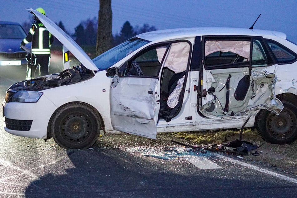 Auch der Skoda wurde bei dem Unfall erheblich beschädigt.