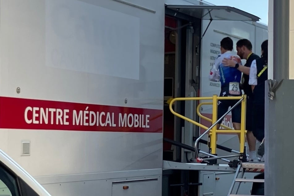 Florian Lipowitz (25, l.) wurde nach seinem Sturz mit dem Krankenwagen abtransportiert.