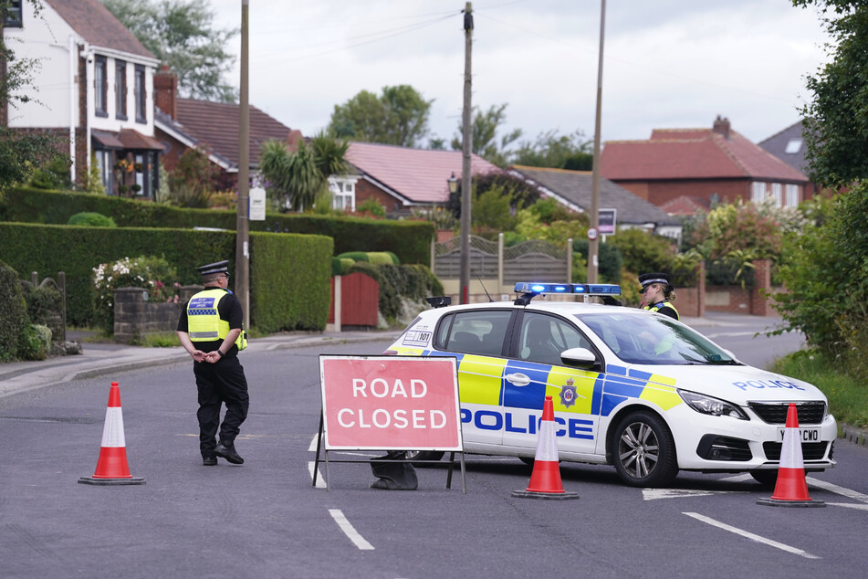 Die Straße blieb auch am Tag nach dem Unglück gesperrt, wie britische Medien berichteten.