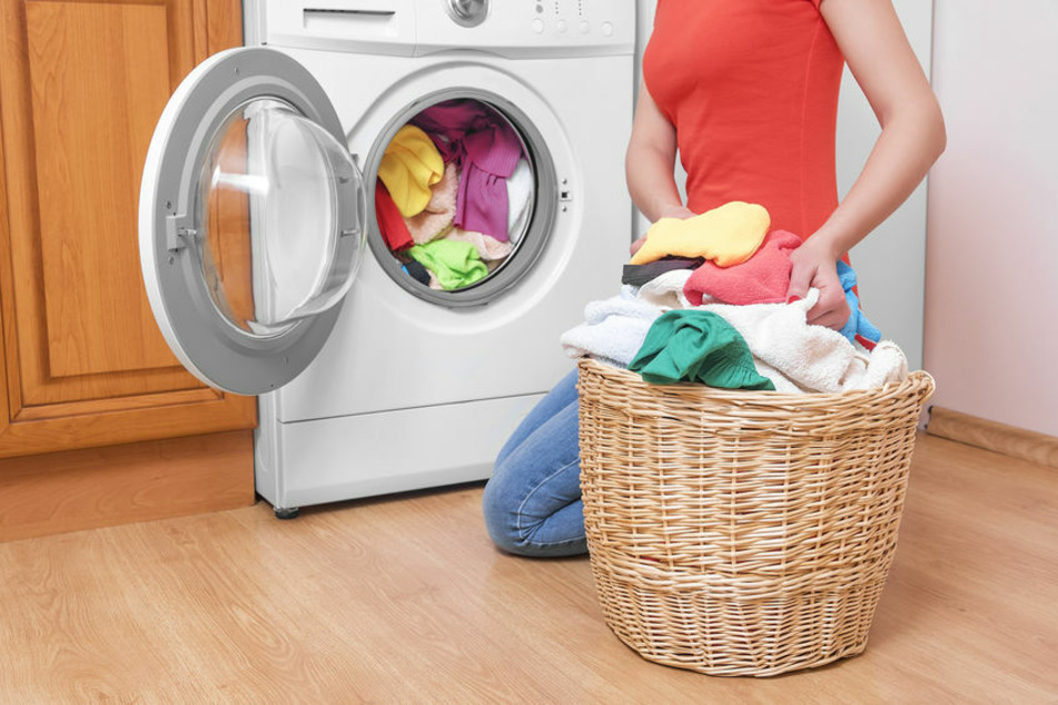 In the best case, you should hang the wet laundry directly or put it in the dryer (symbol picture).