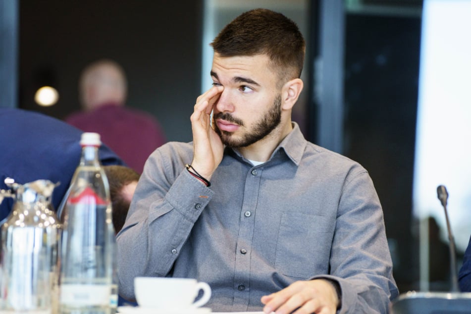 HSV-Verteidiger Mario Vuskovic (21) sitzt am zweiten Verhandlungstag auf der Anklagebank des DFB-Sportgerichts. Er beteuert weiter seine Unschuld.