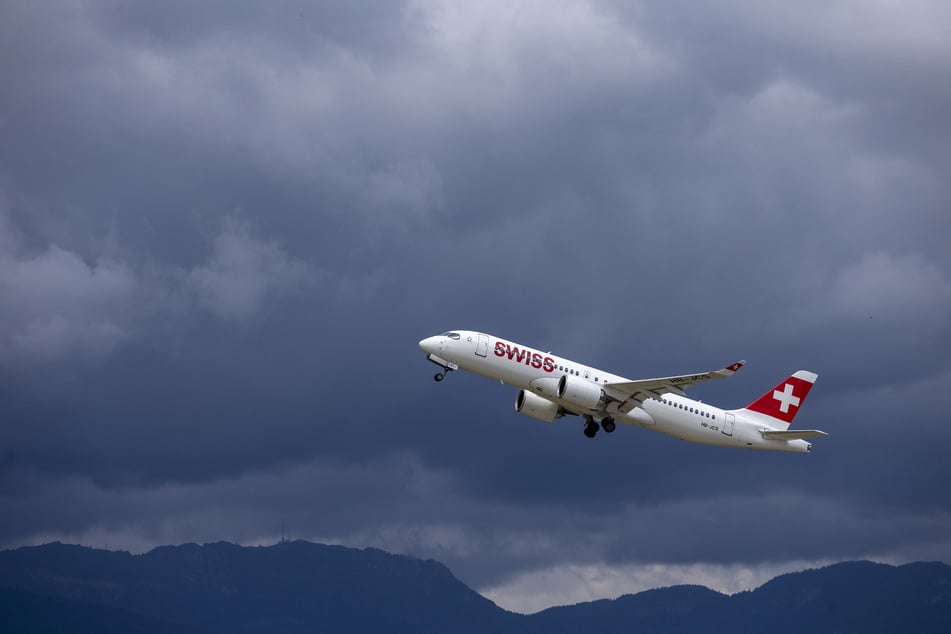 Nach der Notlandung mussten die 74 Passagiere das Flugzeug über Notrutschen verlassen. (Symbolbild)