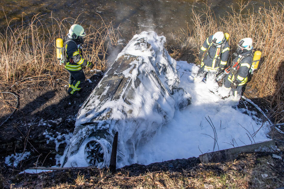 Die Feuerwehr löschte das brennende Auto.