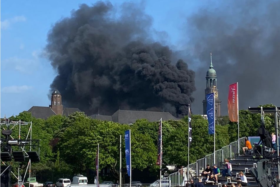 Hamburg: Feuer in Hamburg: Einsatz an Hotel-Baustelle dauerte bis in die Nacht