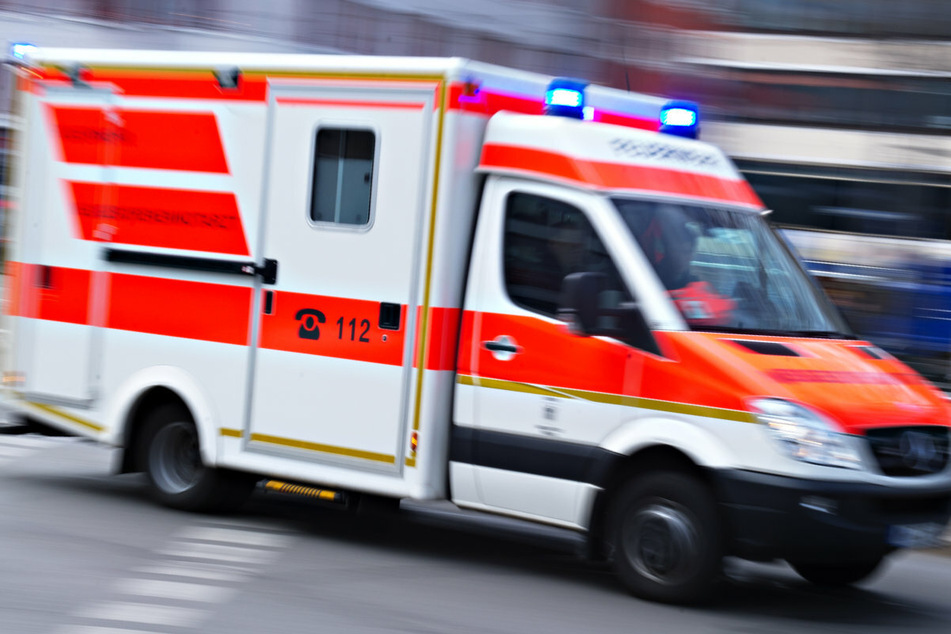 Die alarmierten Rettungskräfte konnten nichts mehr für die Seniorin tun, sie verstarb noch am Unfallort in München. (Symbolbild)