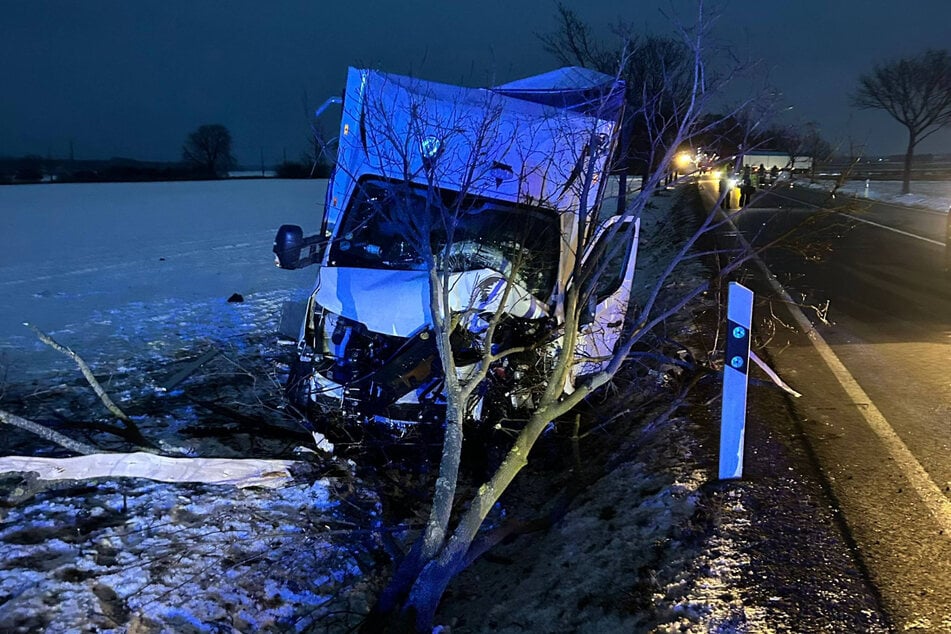 Der Transporterfahrer gab an, dass er einem entgegenkommenden Familienvan ausgewichen sei und deswegen gegen den Baum gefahren war.