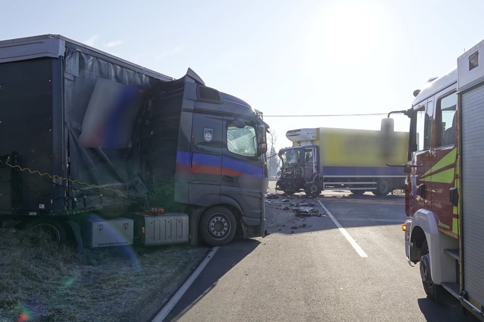 Beide Lkw-Fahrer erlitten bei dem Zusammenstoß Verletzungen und wurden ins Krankenhaus gebracht.