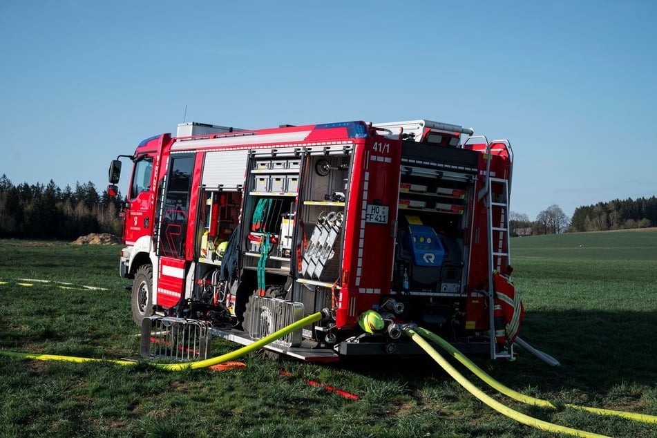 Flammen zerstören Scheune: Hühner und Traktor fallen Brand zum Opfer