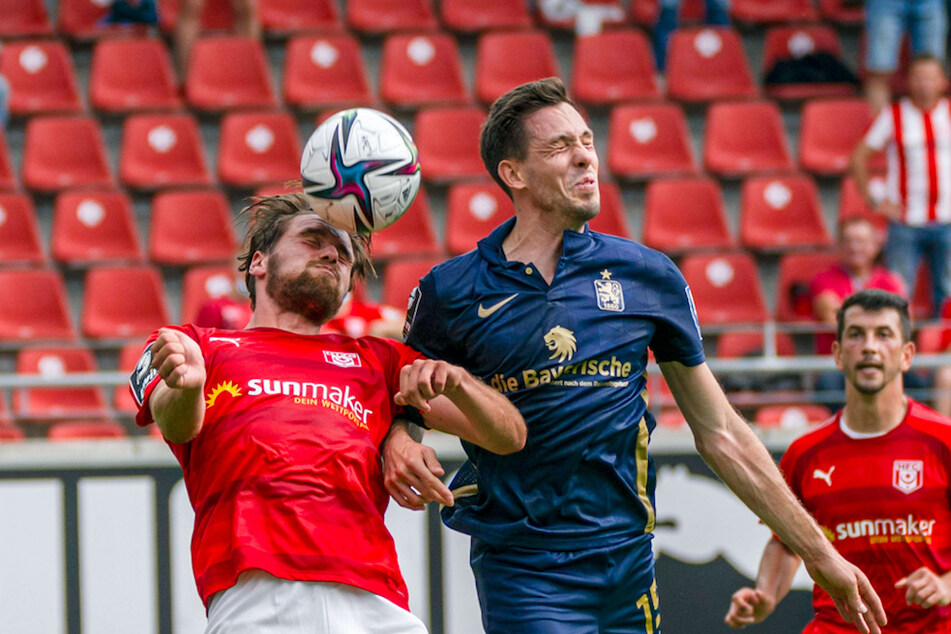 Halles Jonas Nietfeld (l.) kämpft mit Münchens Marcel Baer um den Ball.