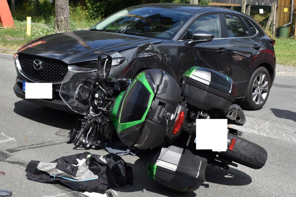 Motorrad übersehen: Kawasaki-Fahrer kommt schwer verletzt ins Krankenhaus
