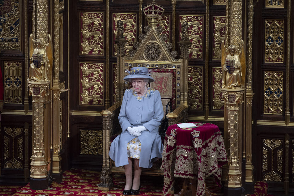 Königin Elizabeth II. (95) spricht vom Thron im House of Lords in London.