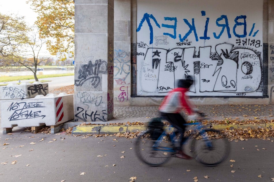 Besonders unterhalb der Albertbrücke treten zahlreiche Schmierereien zutage.