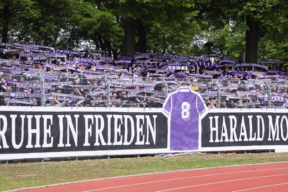 Zahlreiche Aue-Fans waren nach Schweinfurt gereist. Vor dem Spiel gedachten die Anhänger Harald Mothes (†69). Die Vereinslegende starb unerwartet im Alter von 69 Jahren