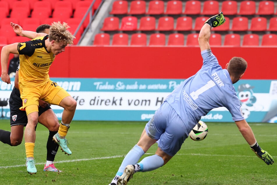 Treffer zum 1:1! Dynamos Jonas Oehmichen (20, l.) steht goldrichtig und köpft den Ball in den Kasten der Ingolstädter.