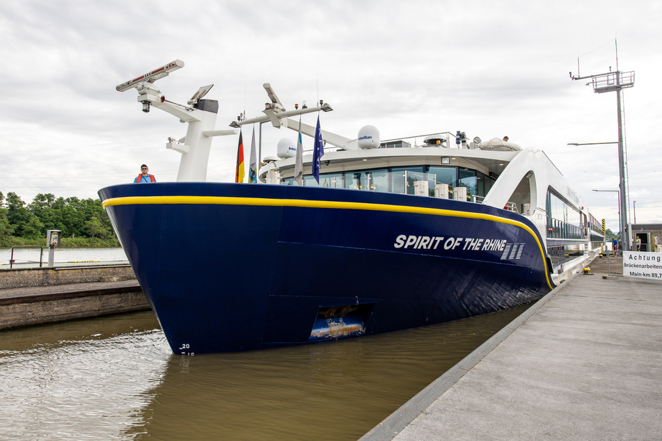 An der Main-Schleuse im unterfränkischen Kleinostheim kam es in der Nacht zum Donnerstag zu einem Unfall eines Passagierschiffes.