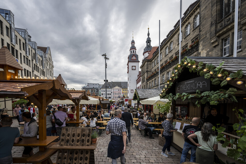 Insgesamt 38 regionale und internationale Winzer bieten viele verschiedene Weine an.