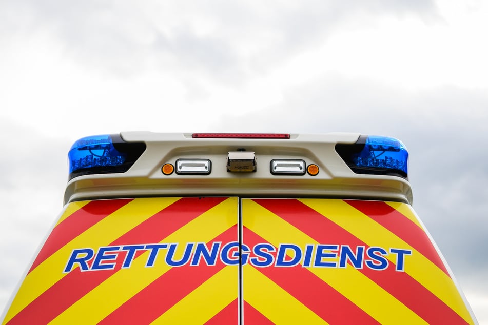 Bei einem Unfall in Hilden wurden drei Personen verletzt. (Symbolbild)