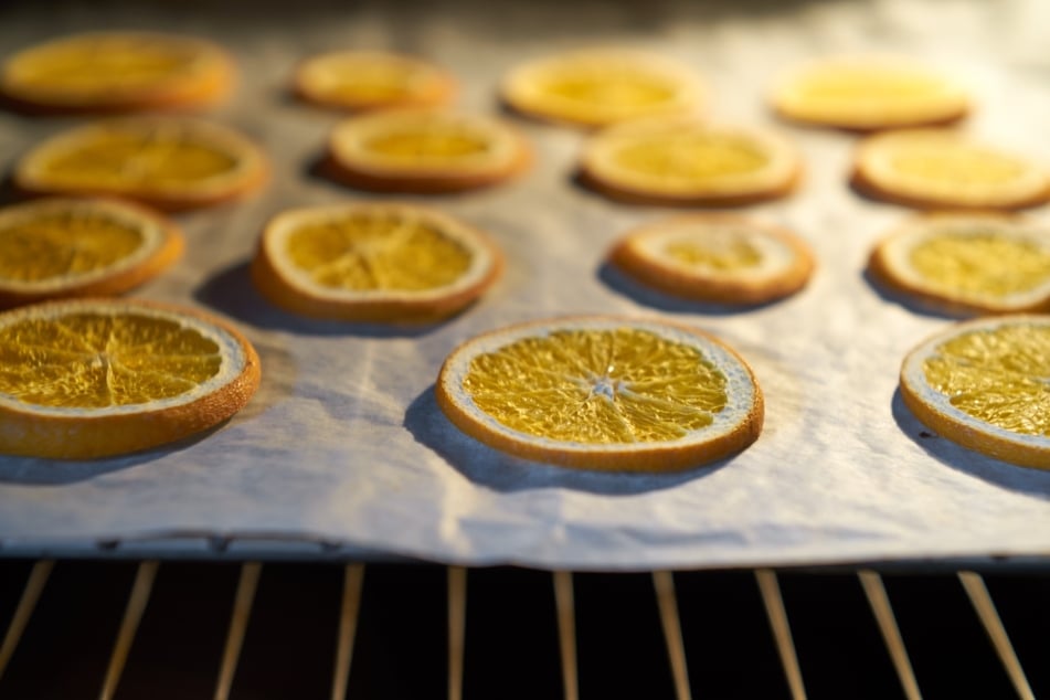Orangenscheiben kann man mit verschiedenen Verfahren trocknen. Das gängigste ist wohl, dies im Ofen zu tun.
