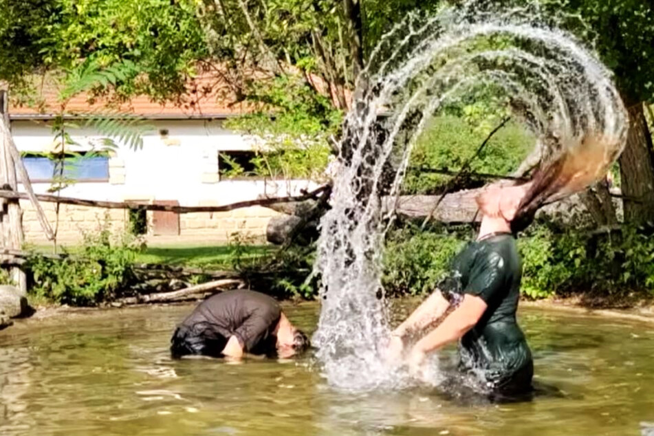Teich auf der Südamerikaanlage: Tierpfleger Wolfgang Böhme (vorn) und Oliver Melcher gehen ins Wasser.